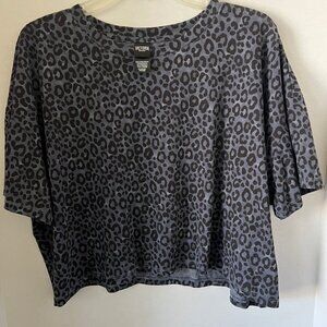 Victoria's Secret Sport leopard print cropped T-shirt. Size XL 25"W X 19" L